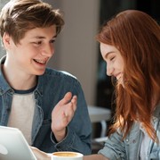 7 Tanda Seseorang Menyukaimu Diam-Diam