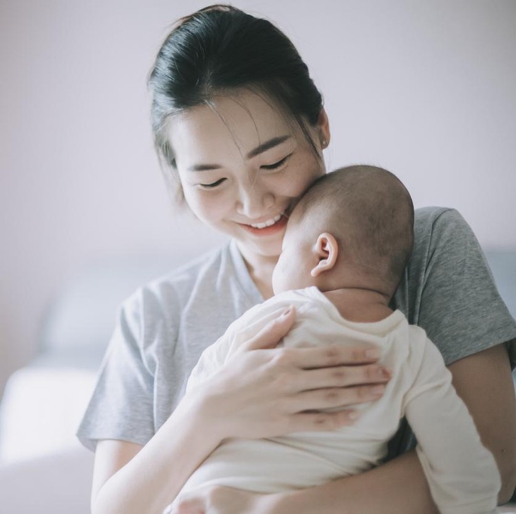 Ilustrasi postnatal atau menggendong bayi