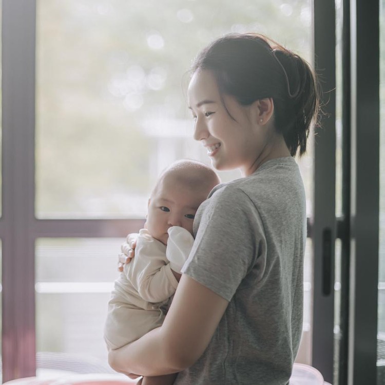 Ilustrasi postnatal atau menggendong bayi Ilustrasi postnatal atau menggendong bayi