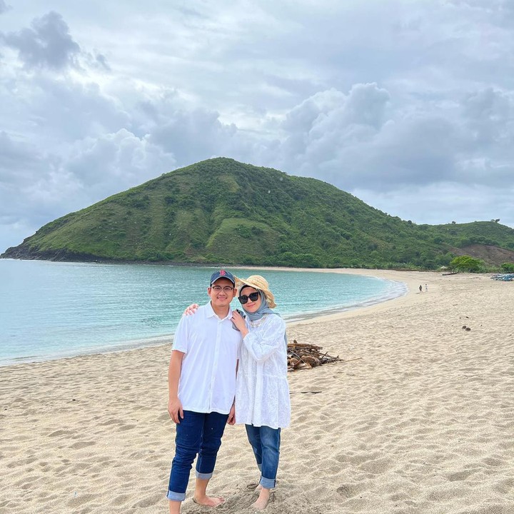 <p>Aktris Jessica Anastasya mengakhiri masa lajang di usia 25 tahun saat menikah dengan Ilham Ramadhan pada 4 Juni 2022. Mereka terlihat menghabiskan akhir tahun di Lombok. (Foto: Instagram @jessicaanastasya20)</p>