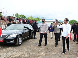 Iring-iringan Jokowi Diadang Warga di Bima