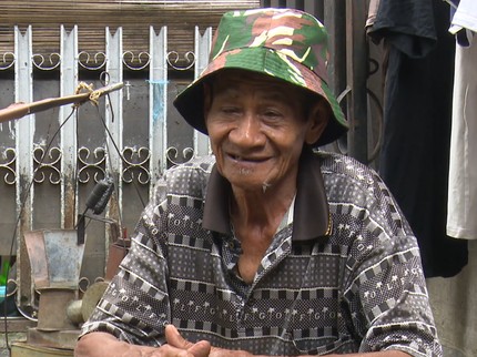 Kakek Abbas Hidup Sendirian dari Menambal Panci dengan Satu Mata Sempurna