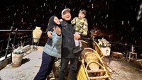 <p>Lyra Virna dan Fadlan Muhammad juga membagikan potret ketika menikmati turunnya salju bersama Khaleed. (Foto: Instagram @lyravirna)</p>