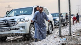 FOTO: Girang Warga Kuwait Nikmati Fenomena Hujan Es yang Langka