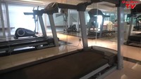 <p>Lalu, ada juga gym dengan peralatan lengkap dalam vila Uya Kuya di pulau Dewata ini. (Foto: YouTube/ Uya Kuya TV)</p>