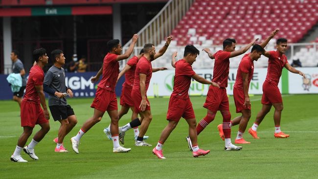 Lagu dangdut bernuansa koplo 'Ojo Dibandingke' menemani Timnas Indonesia saat menjalani latihan pada malam tahun baru.