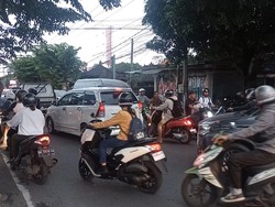 Sabar Gaes! Jalur Kerobokan-Tanah Lot Macet, Banyak Turis Jalan-jalan