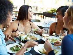 Makan Bareng Teman, Ternyata Membuat Wanita Mengasup Kalori Lebih Banyak