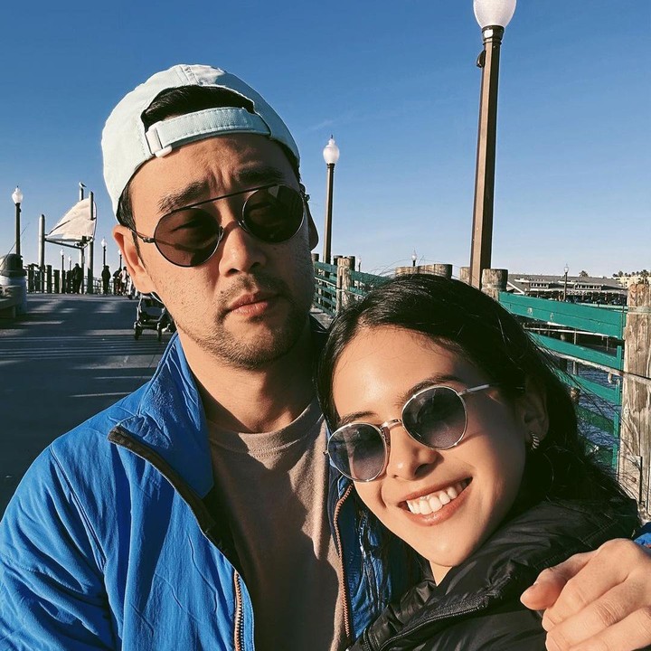 <p>Tak sendiri, Maudy Ayunda berlibur dengan suami tercinta, Jesse Choi. Ia dan pria Korea itu menikah pada 22 Mei 2022 lalu. (Foto: Instagram @maudyayunda)</p>