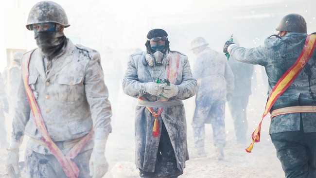 FOTO: Meriah Saling Lempar Tepung dalam Festival Els Enfarinats