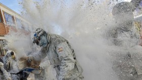 FOTO: Meriah Saling Lempar Tepung dalam Festival Els Enfarinats