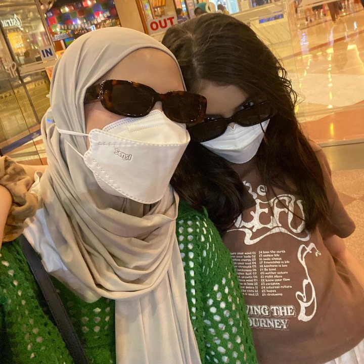 <p>Potret-potret tersebut juga menuai banyak reaksi dari netizen. Mereka menyebut Nesya semakin mirip dengan anak sambungnya, lho. (Foto: @nesyanabila)<br /><br /><br /></p>