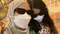 <p>Potret-potret tersebut juga menuai banyak reaksi dari netizen. Mereka menyebut Nesya semakin mirip dengan anak sambungnya, lho. (Foto: @nesyanabila)<br /><br /><br /></p>