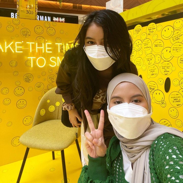 <p>Disebut Nesya, keduanya sedang menepaji janji 'Yes Day'. Artinya, Nesya berkewajiban untuk menuruti semua permintaan Sienna dalam sehari penuh. "Selesai menepati janji <em>“Yes Day</em>” yang ga yes yes amat. Ada No-nya juga karena mau beli permen karet di Indomaret yang akhirnya aku Yes-in juga beli permen karet di PIM," ujarnya, dikutip dari akun @nesyanabila. (Foto: @nesyanabila)<br /><br /><br /></p>