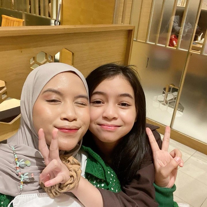 <p>Dalam unggahan tersebut, potret yang dibagikan tak sedikit. Semua aktivitas yang keduanya lakukan, diabadikan. Mulai dari belanja baju hingga ice cream date, semuanya terlihat menyenangkan, Bunda. (Foto: @nesyanabila)<br /><br /><br /></p>