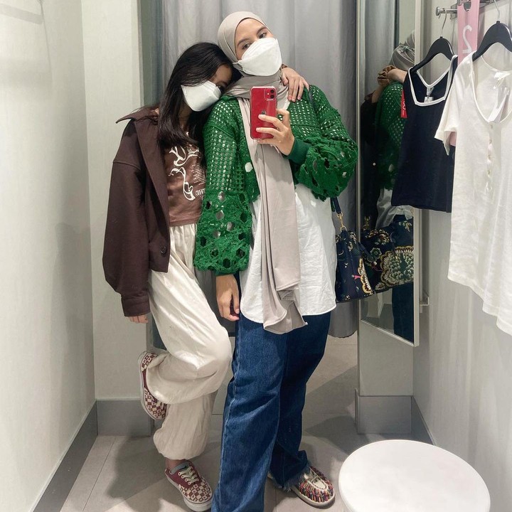 <p><em>Quality time</em> Sienna dan Nesya memang terlihat amat seru ya, Bunda? Kita doakan, semoga keluarga mereka sehat dan <em>happy</em> selalu, ya. (Foto: @nesyanabila)</p>