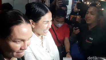 img-title 7 Foto Senyum Kemenangan Nikita Mirzani Usai Dinyatakan Bebas