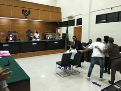 Nikita Mirzani Menangis Histeris Usai Dibebaskan Hakim