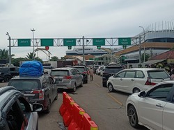 Pelabuhan Merak Padat Jelang Tahun Baru, Penumpang Antre Berjam-jam