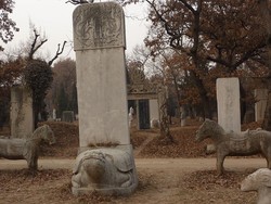 5 Penanda Makam Kuno di Dunia, dari Prasasti sampai Patung Kura-kura