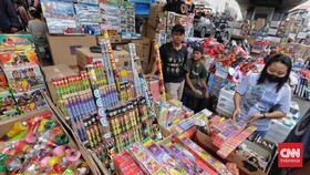 FOTO: Ramai Pedagang Kembang Api Jelang Pesta Tahun Baru 2023