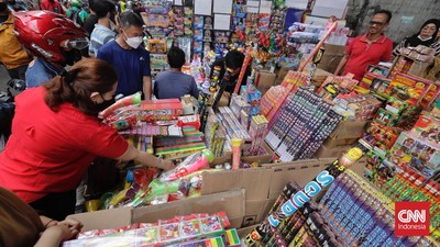 Satpol PP DKI Bakal Sanksi Warga Main Petasan di Malam Tahun Baru Satpol PP DKI mengingatkan petasan sangat berbahaya. Warga yang main petasan akan kena sanksi.
