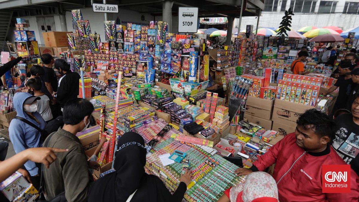 FOTO: Ramai Pedagang Kembang Api Jelang Pesta Tahun Baru 2023
