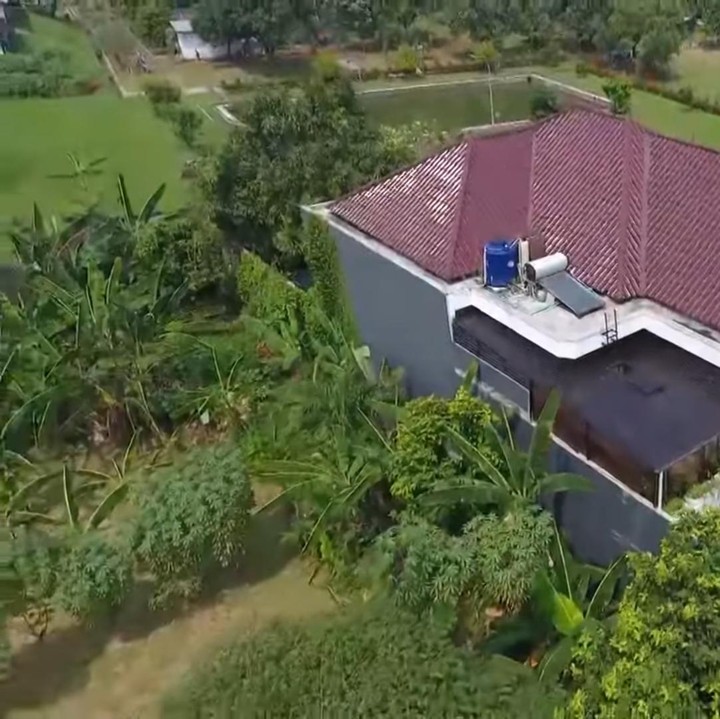 <p>Rumah penyanyi RnB Sania memiliki luas kurang lebih 1000 meter persegi, Bunda. Di dalam rumahnya, Sania banyak mengoleksi karya seni dan barang-barang klasik. (Foto: YouTube/TRANS7 OFFICIAL)</p>