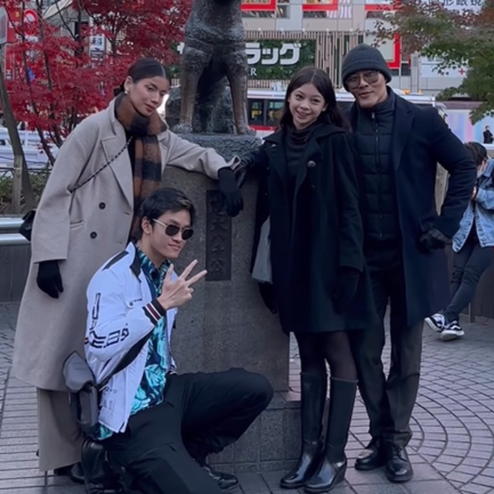 <p>Di Jepang, ada keluarga Deddy Corbuzier dan Sabrina Chairunnisa yang tengah asyik berlibur. Mereka mengajak Azka dan Nada Tarina foto di Monumen Hachiko yang viral di Tokyo. (Foto: Instagram @sabrinachairunnisa_)</p>