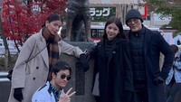 <p>Di Jepang, ada keluarga Deddy Corbuzier dan Sabrina Chairunnisa yang tengah asyik berlibur. Mereka mengajak Azka dan Nada Tarina foto di Monumen Hachiko yang viral di Tokyo. (Foto: Instagram @sabrinachairunnisa_)</p>
