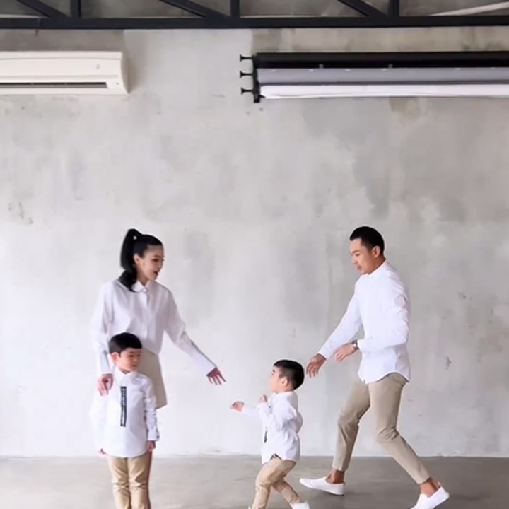 <p>Bukan apa-apa, kelakuan bocah berusia 3 tahun itu membuat kedua orang tuanya tak bisa tenang. Ia terus menerus berlarian ke sana-sini hingga dikejar oleh sang ayah. (Foto: Instagram @sandradewi88)<br /><br /><br /></p>