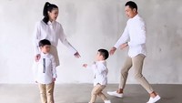 <p>Bukan apa-apa, kelakuan bocah berusia 3 tahun itu membuat kedua orang tuanya tak bisa tenang. Ia terus menerus berlarian ke sana-sini hingga dikejar oleh sang ayah. (Foto: Instagram @sandradewi88)<br /><br /><br /></p>