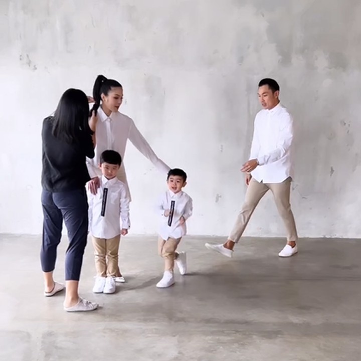<p>Melihat unggahan tersebut memang cukup menghibur, Bunda. Bahkan, netizen kembali mengingat Al Nahyan cucu Presiden Jokowi, yang disebut bersifat tak jauh beda seperti Mikha. (Foto: Instagram @sandradewi88)<br /><br /><br /></p>
