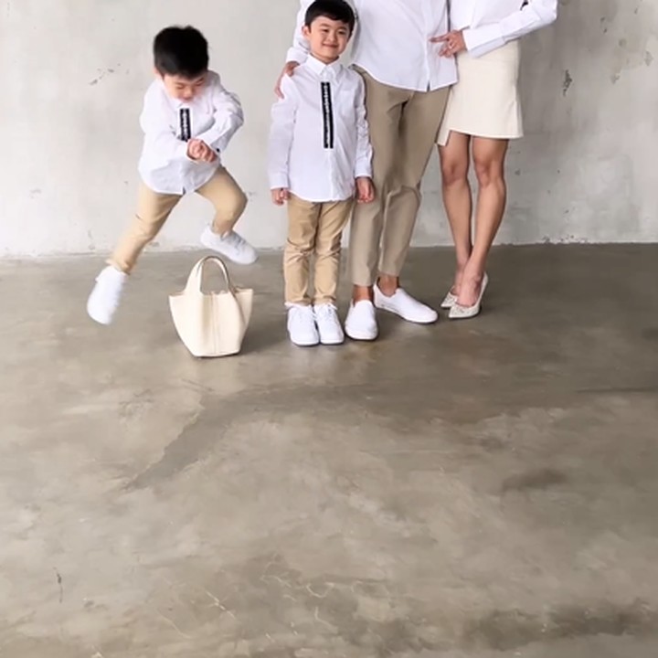 <p>Ternyata, ada perjuangan Sandra Dewi dan sang suami, Harvey Moeis, Bunda. Bagaimana tidak, putra kedua mereka yang bernama Mikhael Moies, terlihat sangat aktif dan tak bisa tenang. (Foto: Instagram @sandradewi88)<br /><br /><br /></p>