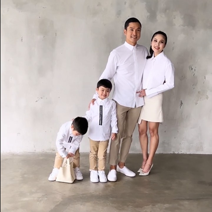<p>Beberapa waktu yang lalu, Sandra Dewi kembali melalukan sesi foto keluarga, Bunda. Tapi di balik potret keren tersebut, ternyata ada momen lucu, lho. (Foto: Instagram @sandradewi88)<br /><br /><br /></p>
