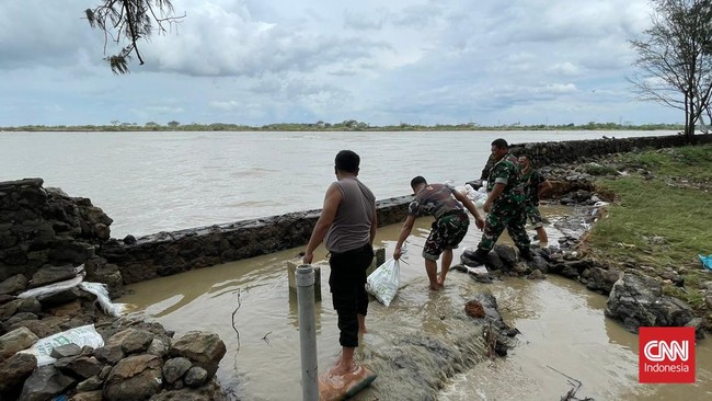 Sekitar 10 titik bangunan tembok talud di kawasan Pantai Marina Semarang jebol diterjang ombak besar. Puluhan rumah terendam banjir.