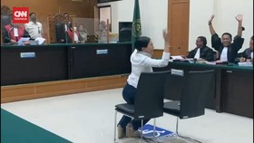 VIDEO: Nikita Mirzani Nangis dan Sujud Syukur Usai Divonis Bebas