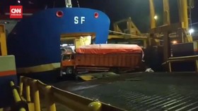 VIDEO: Truk Angkut Semen Tercebur ke Laut di Pelabuhan Merak