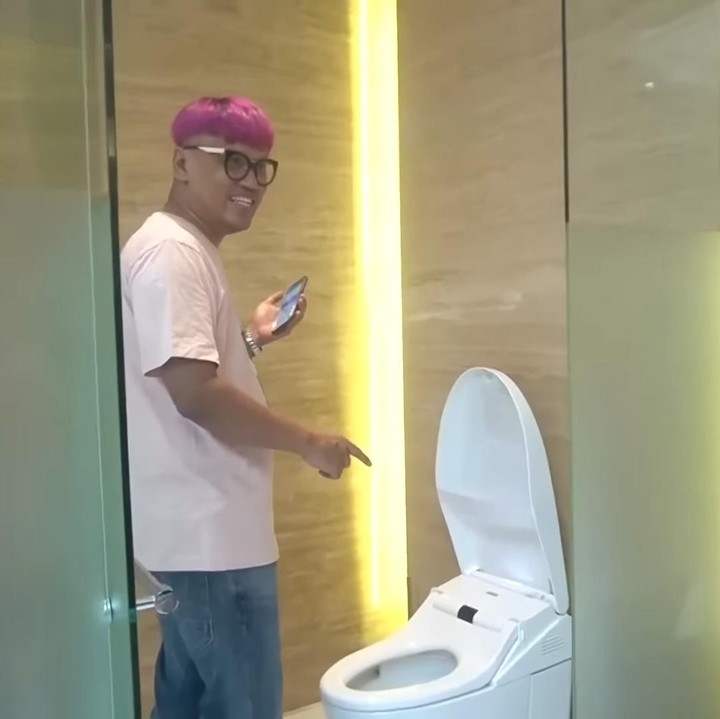 <p>Vila mewah Uya Kuya di Bali menggunakan fitur canggih, yaitu smart villa. Uya dapat mengendalikan beberapa furnitur vilanya dengan suara seperti kloset ini, Bun. (Foto: YouTube/ Uya Kuya TV)</p>