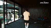 <p>Selain kolam berenang, vila ini juga dilengkapi beragam fasilitas. Mulai dari ruang gym, tempat makan luas, hingga ruangan yang dipakai tim Atta untuk bekerja. (Foto: YouTube AH) <br /><br /><br /></p>