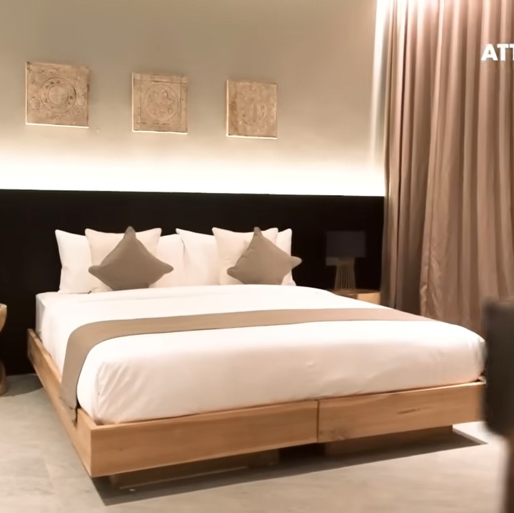 <p>Berikut penampakan kamar yang akan ditempati Atta, Aurel, dan Ameena. Tampak mewah dengan perpaduan warna putih dan cokelat, ya? (Foto: YouTube AH)<br /><br /><br /></p>