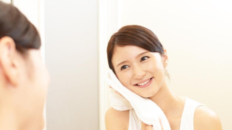 The woman who takes care of her face