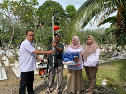 Andre Rosiade Bantu Alat Potong Rumput & Pompa Air untuk TMP Kuranji
