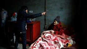 FOTO: Cemas Lansia Pedesaan di China Hadapi Tsunami Covid