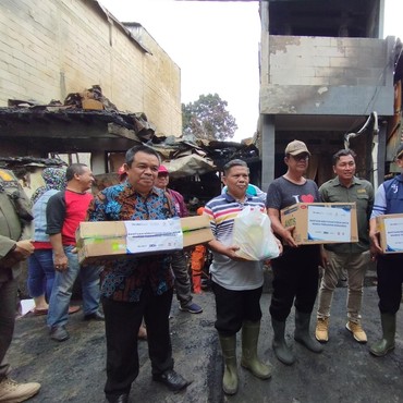 Bantuan Sembako dari CT ARSA untuk Korban Kebakaran di Pela Mampang