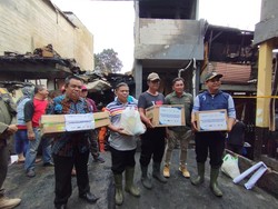 CT ARSA Beri Bantuan Sembako ke Korban Kebakaran di Pela Mampang