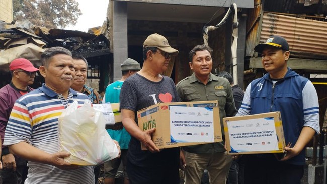 CTARSA Foundation memberikan bantuan sembako, pakaian, hingga makanan siap saji kepada warga korban kebakaran di Mampang Prapatan, Jaksel.