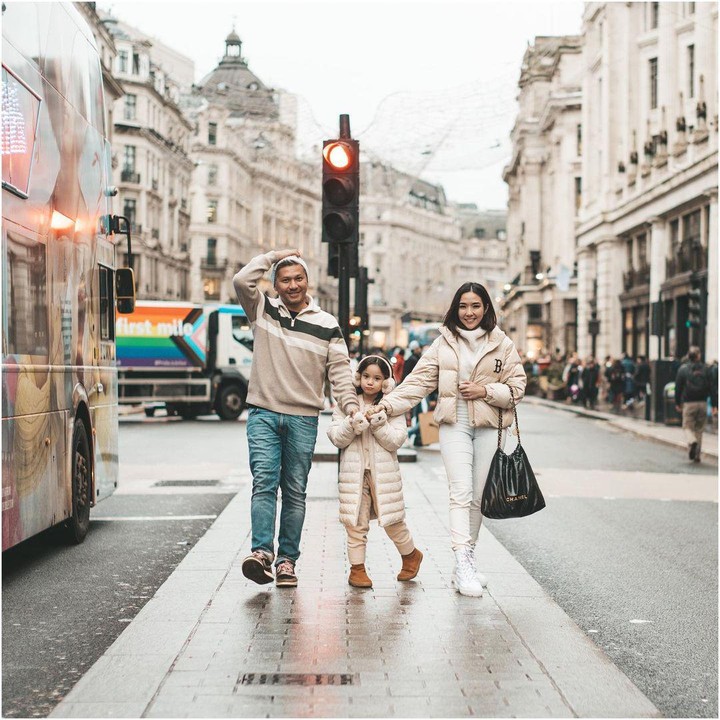 <p>Bukan hanya itu saja yang membuat mereka terlihat kompak, Bunda. Gading, Gisel, dan Gempi juga mengenakan <em>outfit</em> dengan warna yang senada dalam potret tersebut. Sejak bercerai, Gading dan Gisel sepakat menjalani<em> co-parenting</em> untuk membesarkan Gempi. (Foto: Instagram@gadiiing)</p>