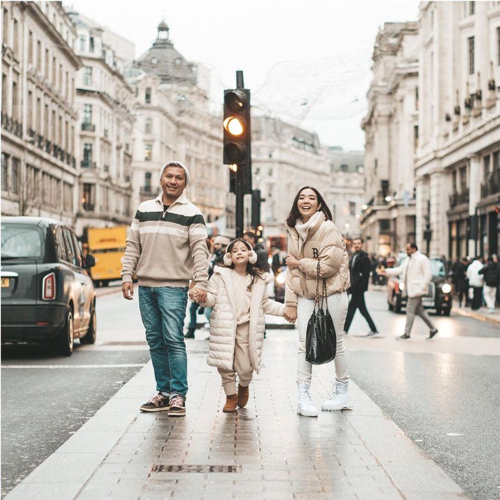 <p>Gading Marten dan Gisella Anastasia membagikan potret liburan mereka di London bersama putri kecilnya, Gempita Nora Marten. Kedua artis ini menarik perhatian publik, lantaran meski mereka sudah bercerai, tetap terlihat kompak, Bunda. (Foto: Instagram@gadiiing)</p>