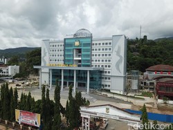 Cerita Lukas Bangun Kantor Gubernur Papua untuk Kenang Almarhum Klemen Tinal